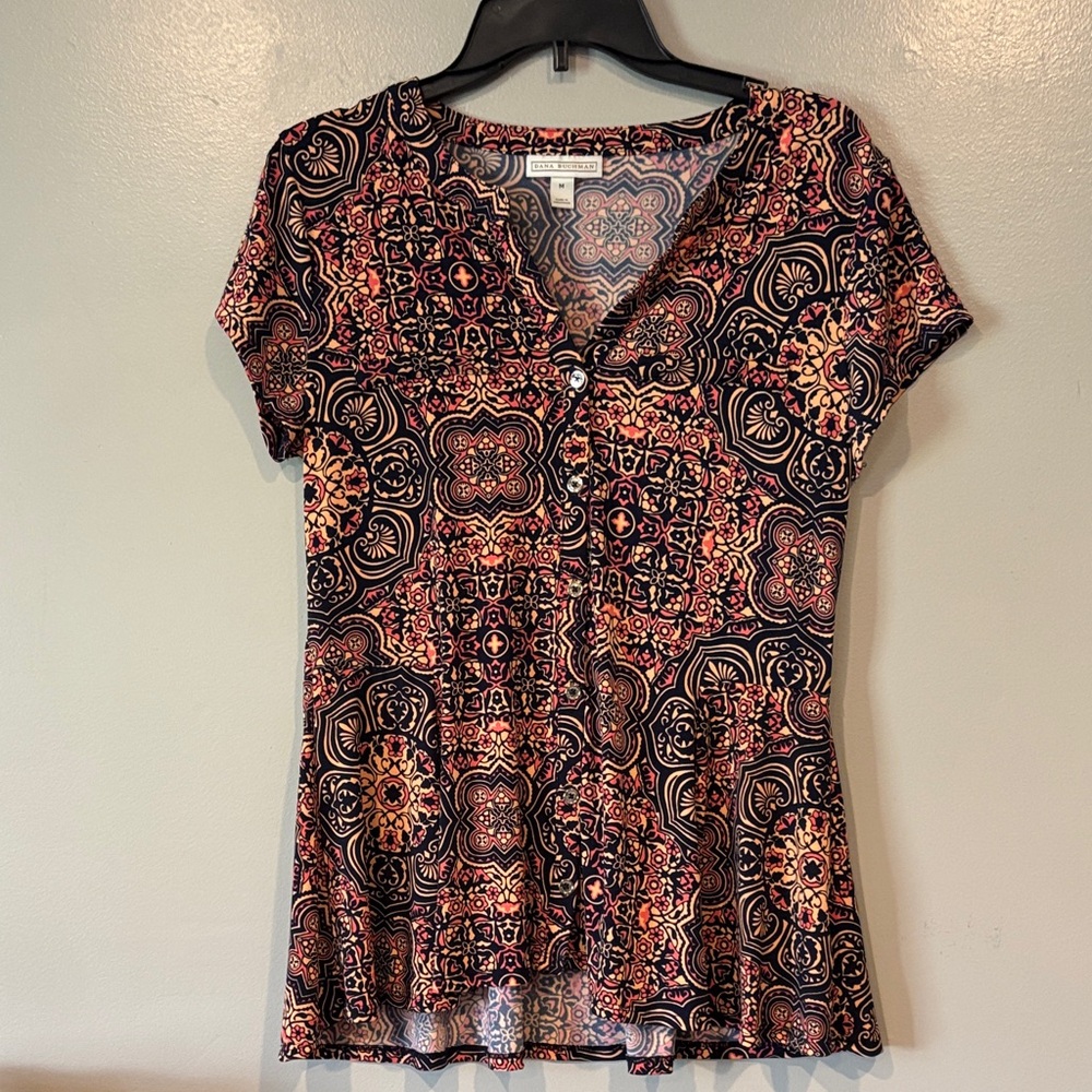 Dana Buchman Black and Coral Medallion V-Neck Short Sleeve Top